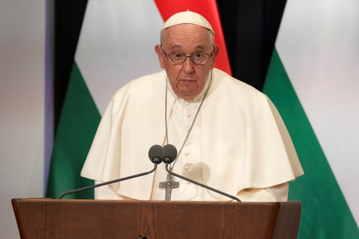 Папа Франциск призова френския президент Еманюел Макрон и другите европейски лидери
