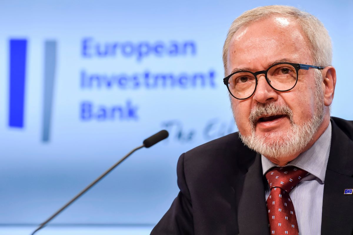 Президентът на Европейската инвестиционна банка Вернер Хойер предупреди, че ЕС