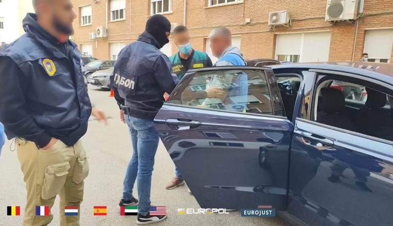 Двама българи в Испания са сред задържаните в международната операция