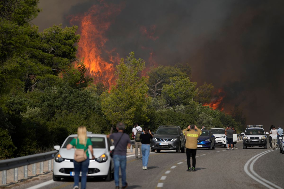 Шести ден продължава битката с огнената стихия в Гърция Обстановката