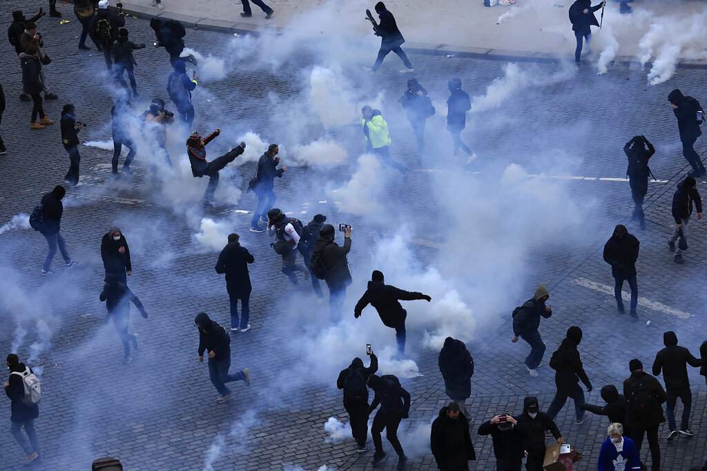 Над 100 полицаи и жандармеристи са били ранени във Франция