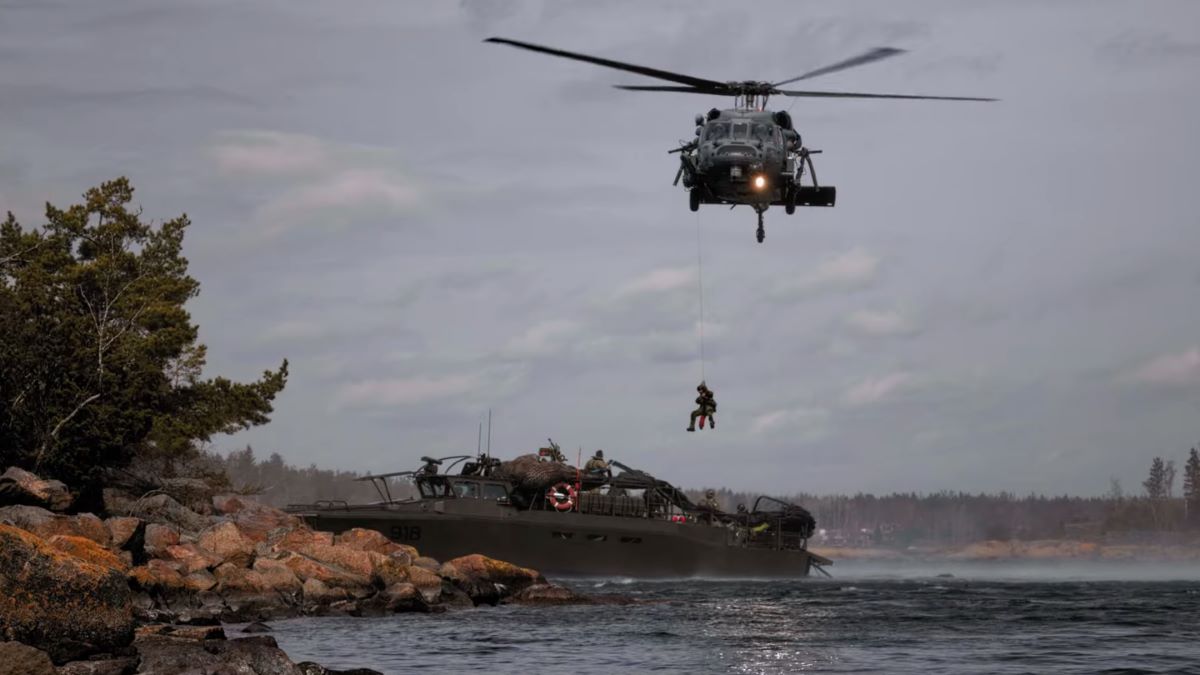 Швеция участва с морски пехотинци в амфибийни операции от кораб