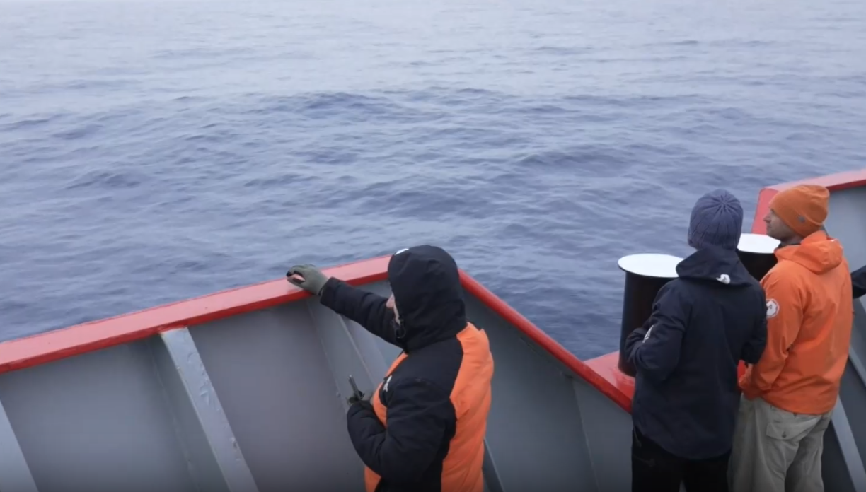 Вече осем денонощия в открития океан Най опасният морски хулиган