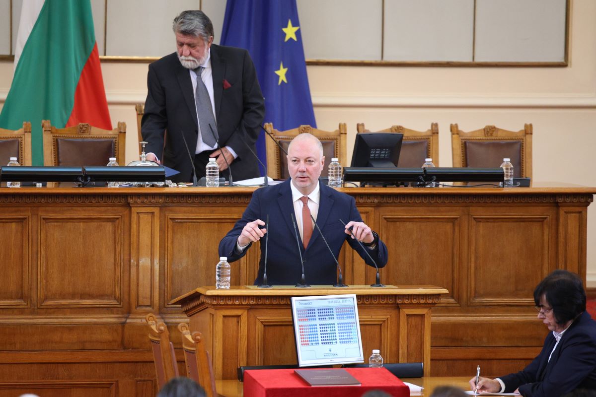 Снимка: Депутатите освободиха Росен Желязков като председател на Народното събрание