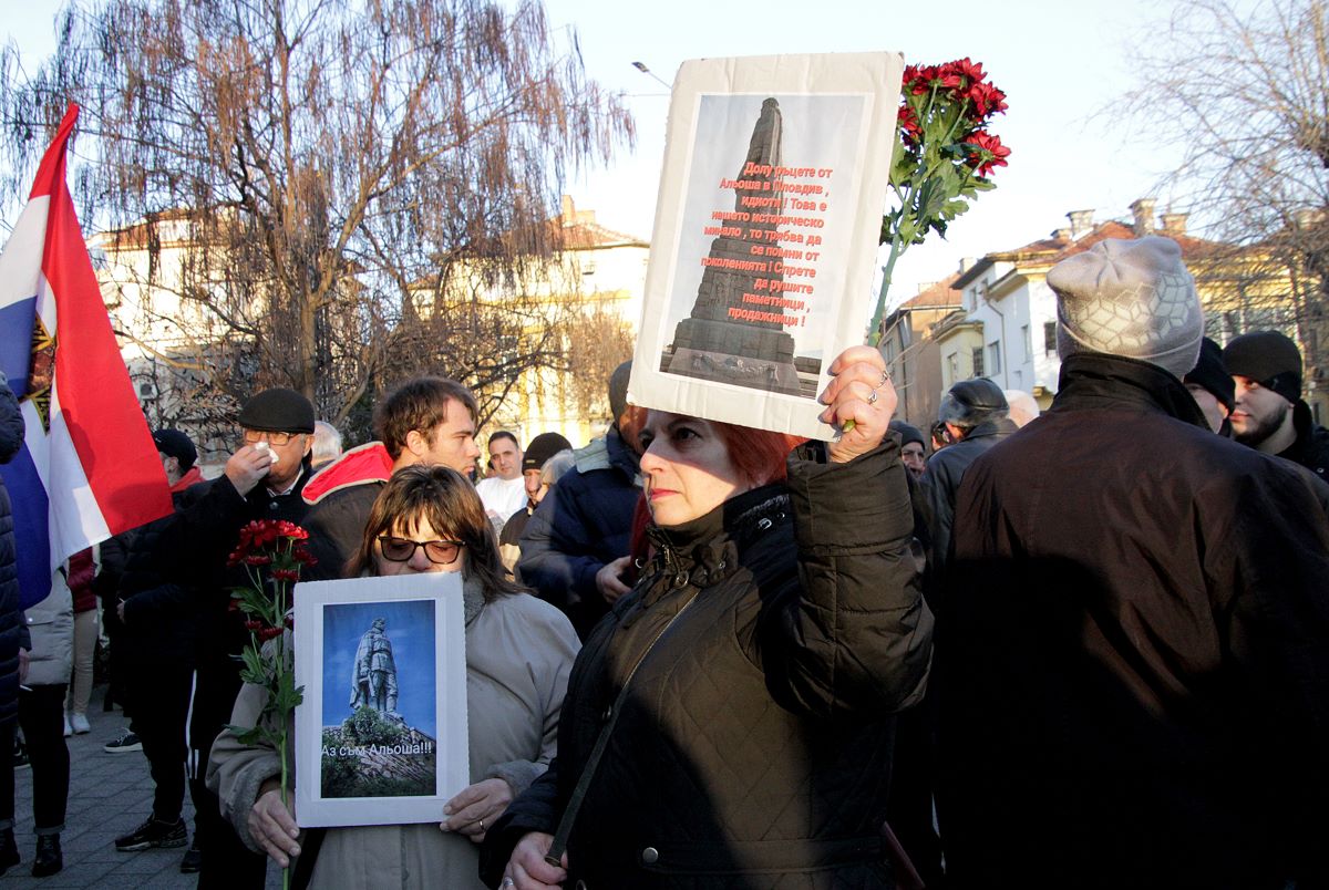 Защитници на паметника на Альоша в Пловдив се опитаха да