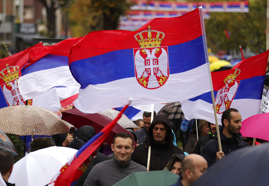 Няколко хиляди етнически сърби протестираха в Косовска Митровица след като