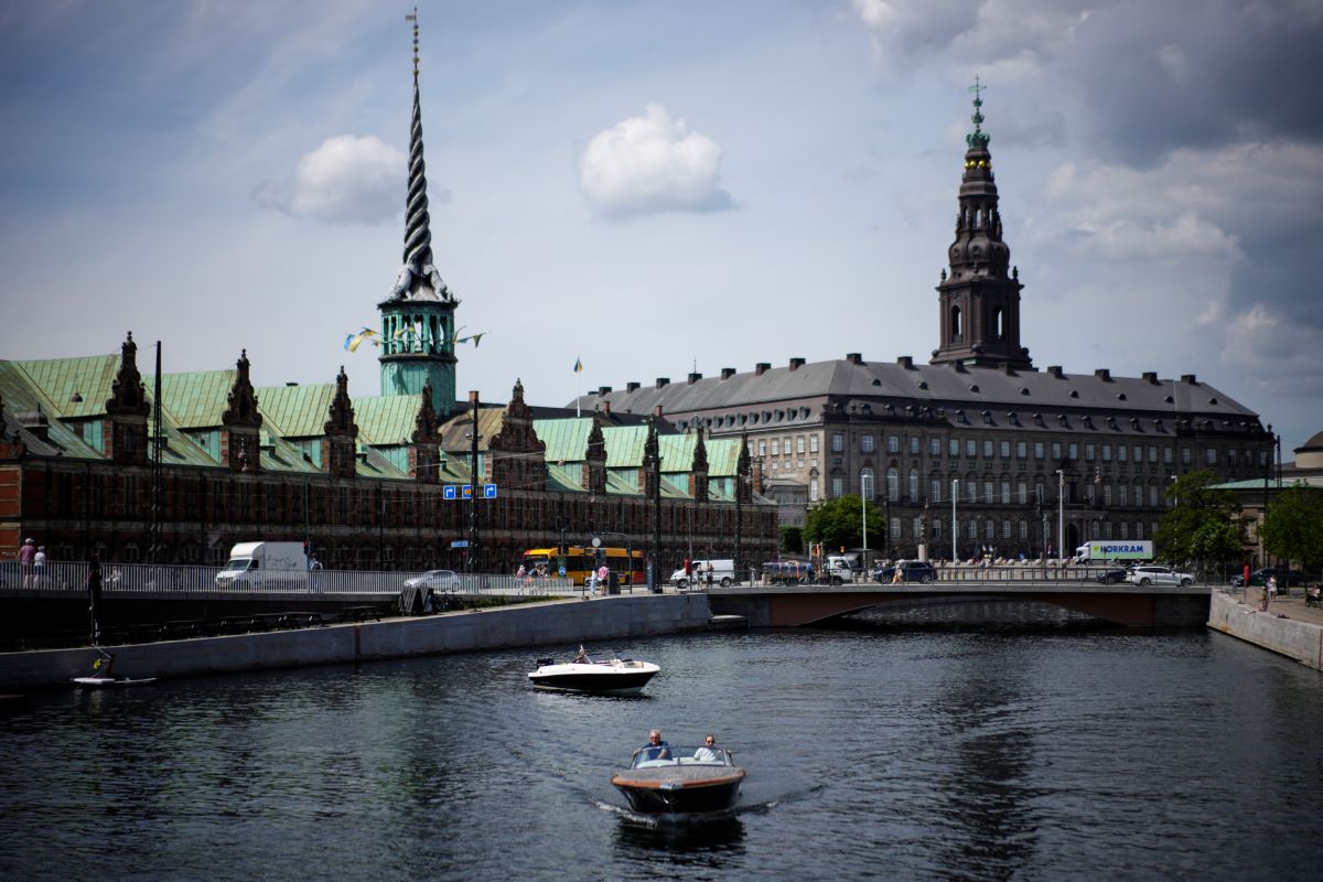 Пожар обхвана Старата фондова борса в Копенхаген, която е една