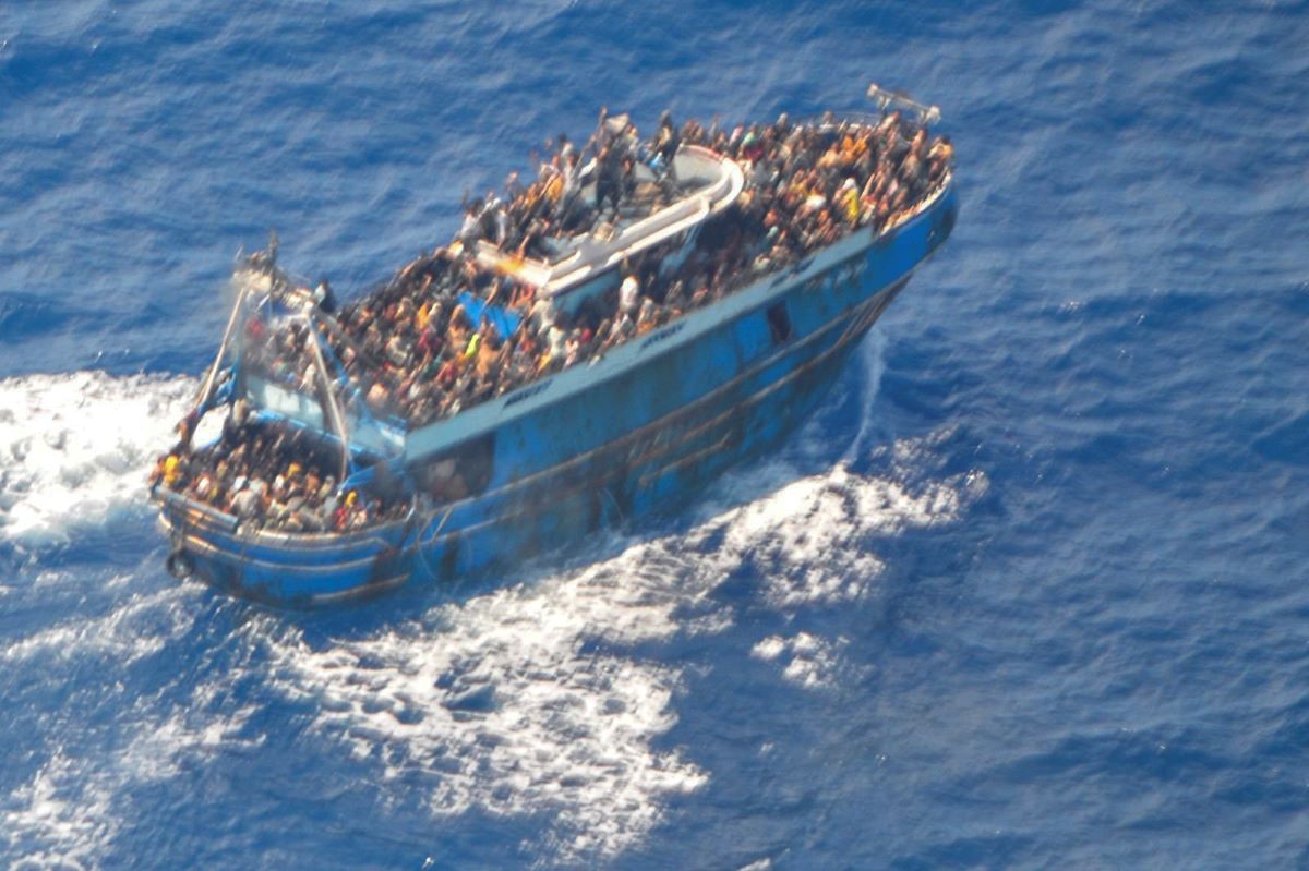 Шест дни след като рибарско корабче със стотици мигранти потъна