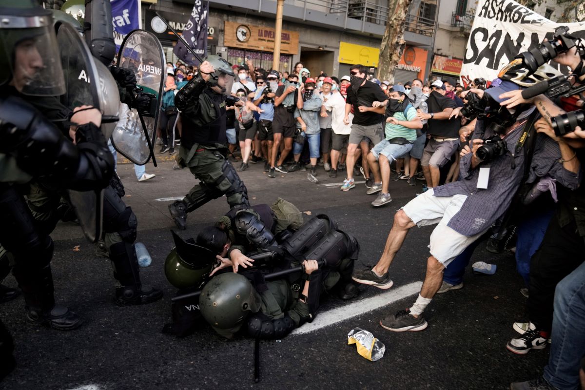 Разгневени протестиращи влязоха в сблъсъци с полицията пред Конгреса на