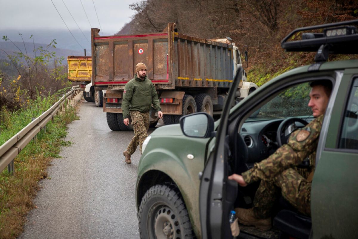 Блокадите на сърбите в северната част на Косово продължават. Следва
