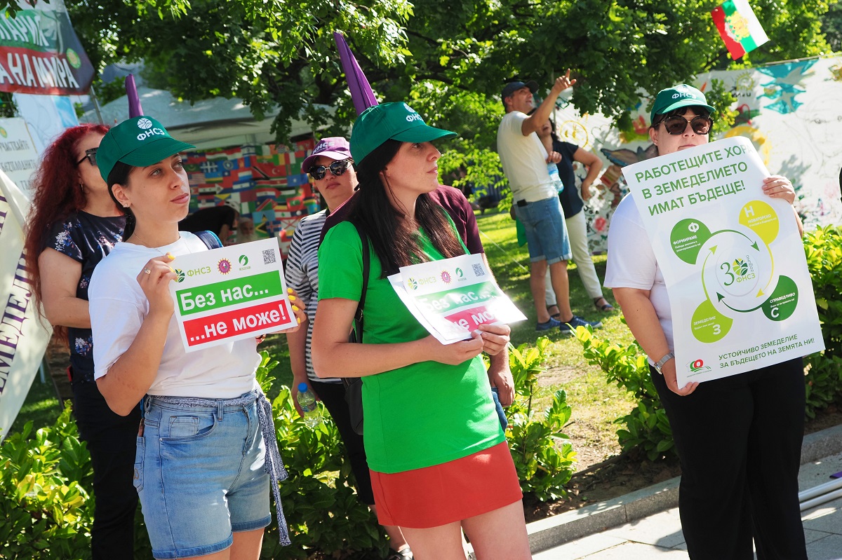 Синдикатите излязоха на протест Множество членове на КНСБ се събраха