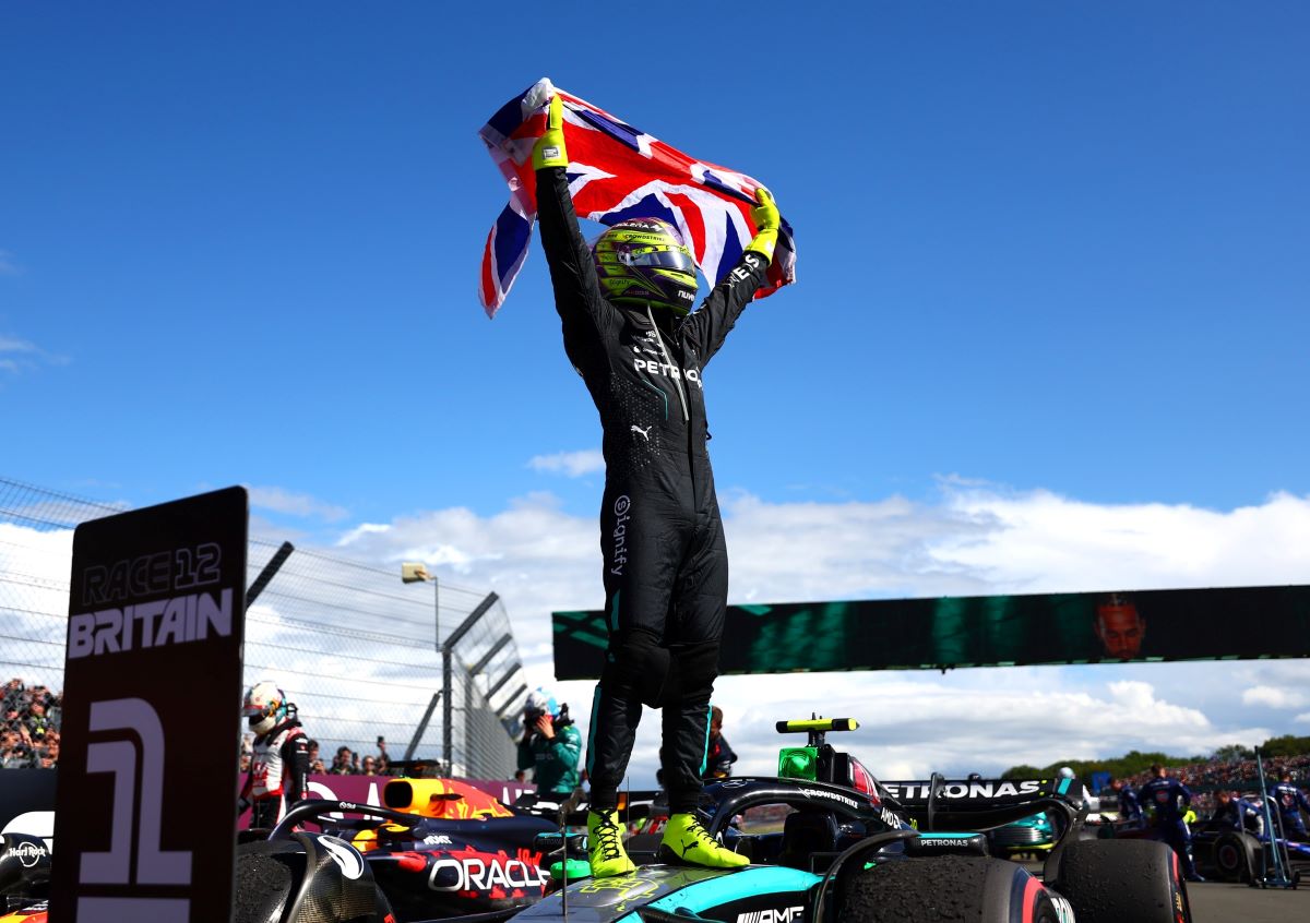 Люис Хамилтън взе първа победа във Формула 1 от 2021