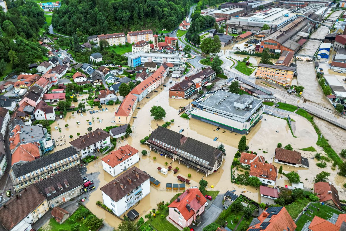Катастрофално бедствие удари Словения.
Поне 3-ма души загинаха, след като наводнения