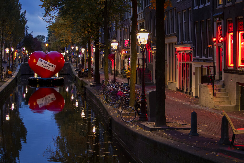 Прочутият Квартал на червените фенери в Амстердам се оказа ябълката
