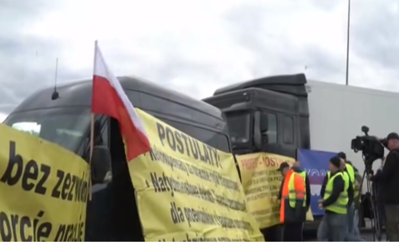 Полските шофьори на камиони блокират границата от началото на седмицата