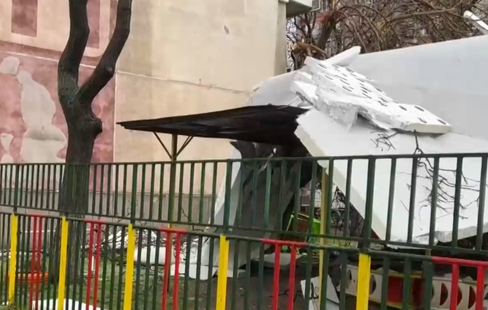 Силни пориви на вятъра предизвикаха хаос по улиците на Пловдив