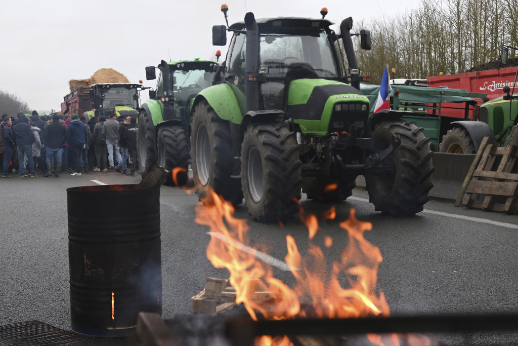 Фермери блокираха пътища в цяла Франция в знак на протест