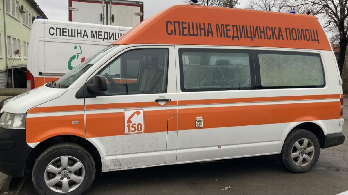 Частна линейка с нелегални мигранти задържа жандармерията в Бургас  Специализираният автомобил който е