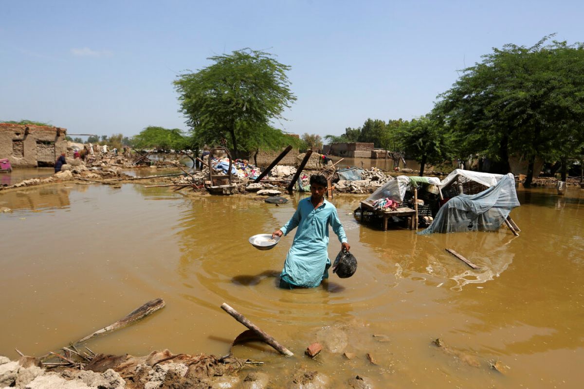 В опустошения от наводненията Пакистан кадри като тези на семейства