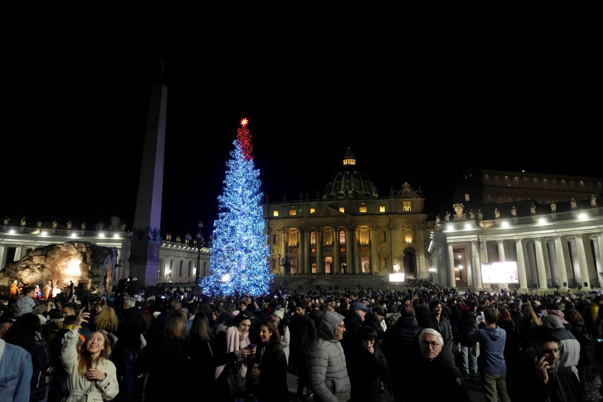 Традиционното коледно дърво във Ватикана беше запалено на площад Свети