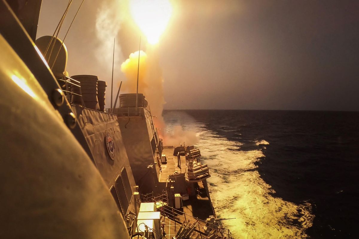 Йеменските бунтовници хути са изстреляли ракета по американски военен кораб