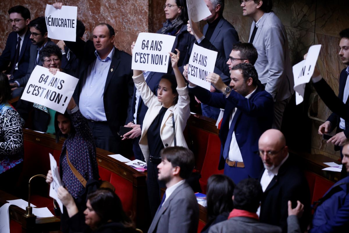 Френските опозиционни партии внесоха искане за вот на недоверие в