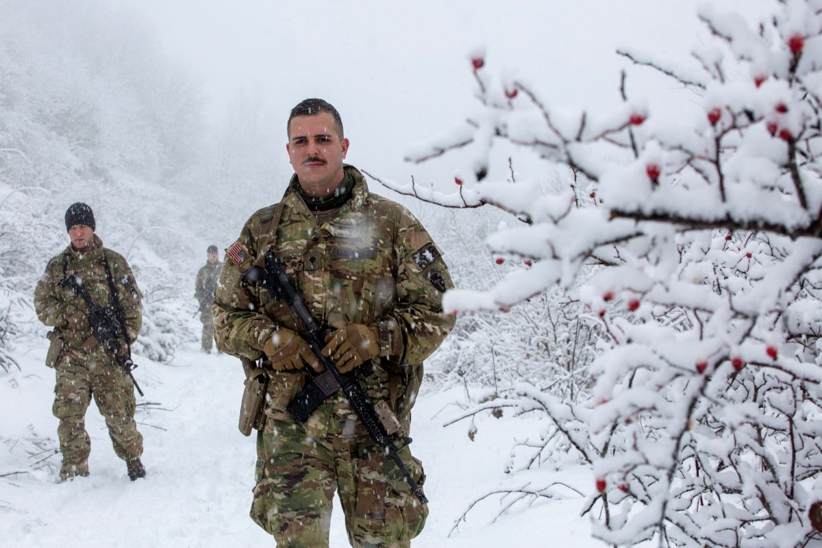 И в най студените дни силите на НАТО KFOR продължават
