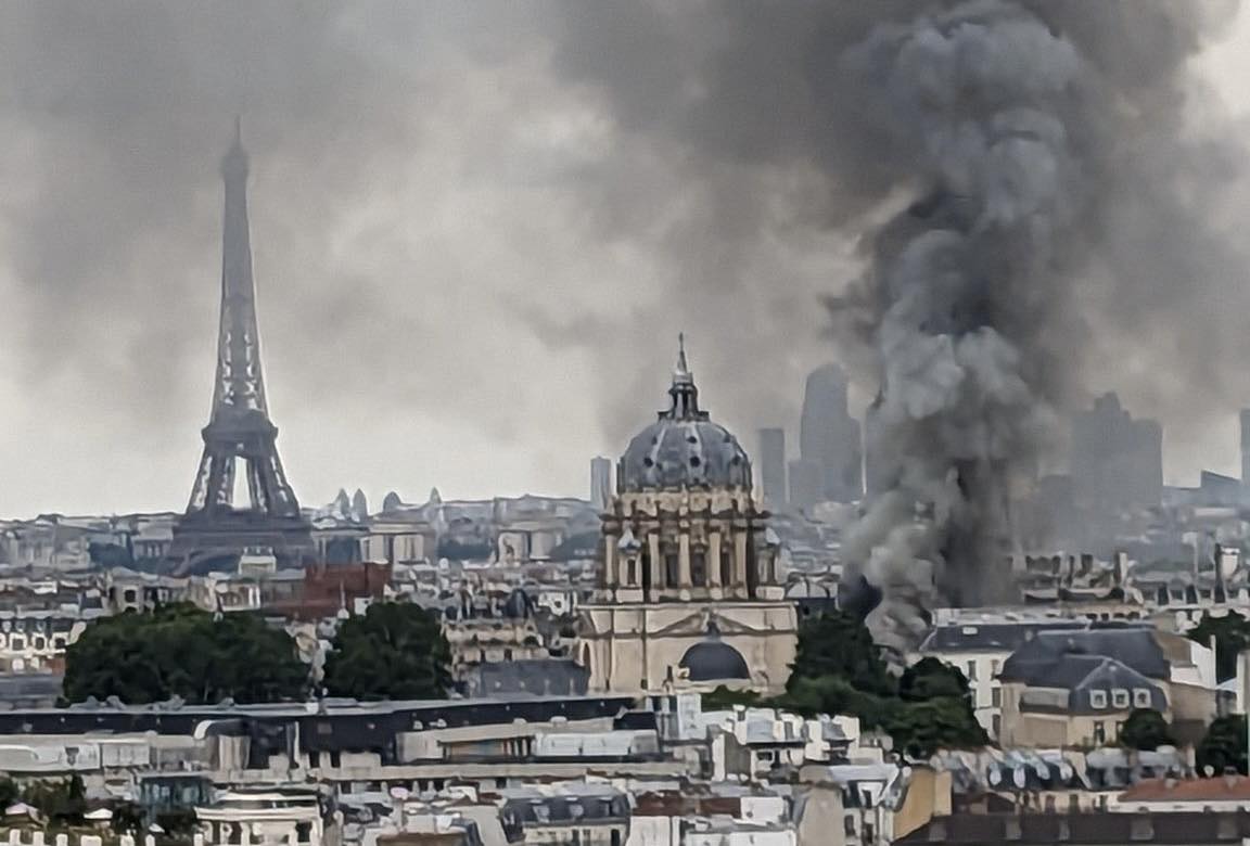 В сграда в центъра на Париж избухна голям пожар с