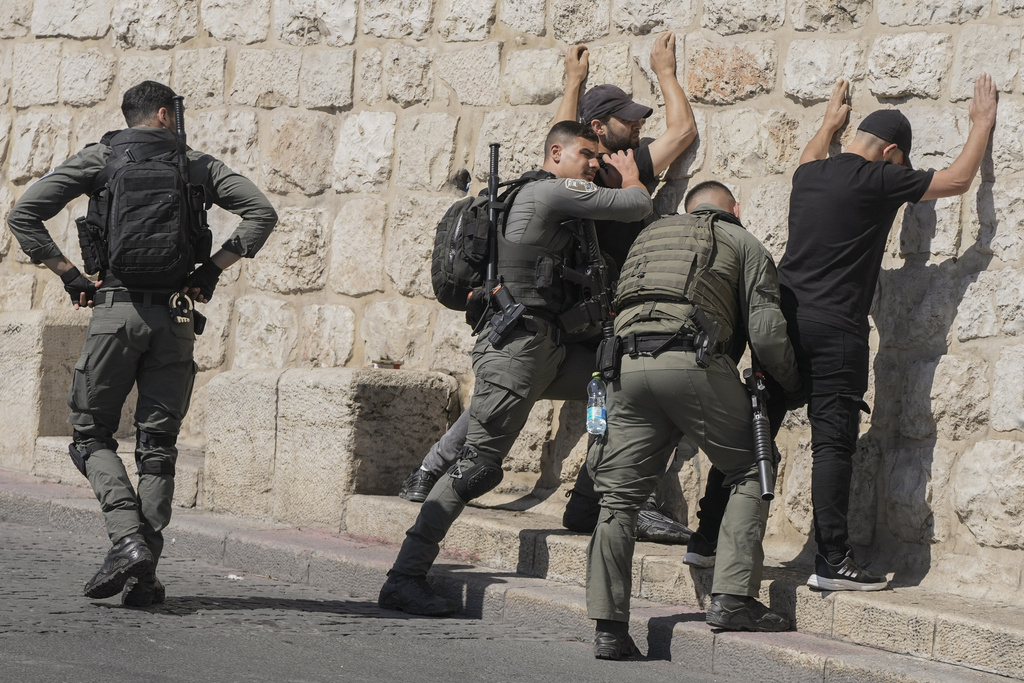 Сигурността е засилена в Източен Йерусалим където около 2500 полицаи
