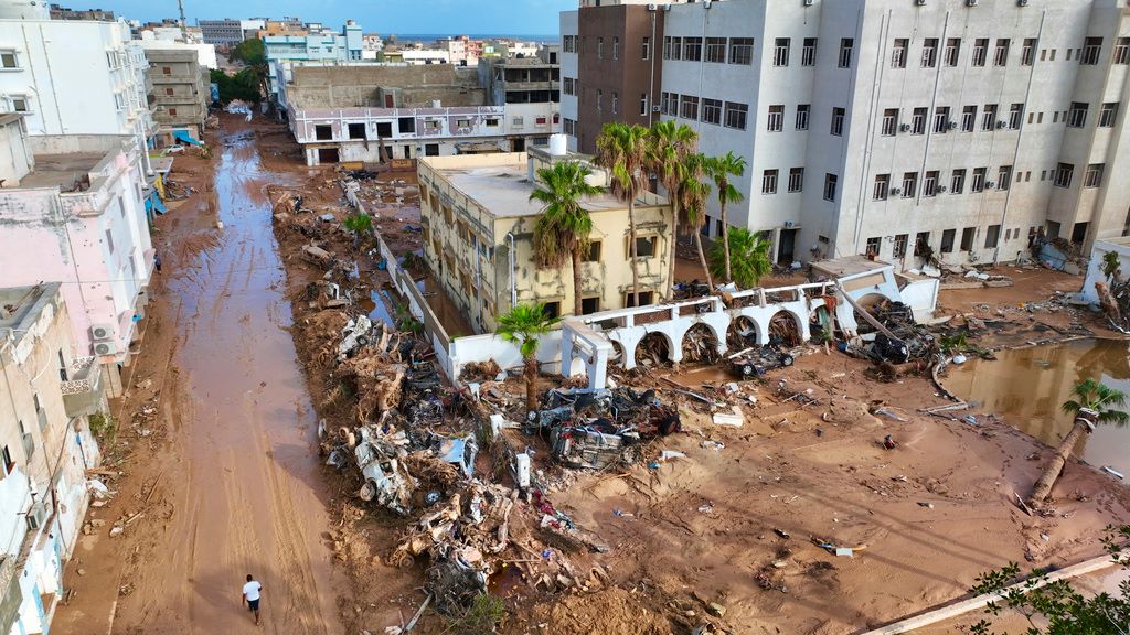 Либийските власти изолираха засегнатите райони след мащабните наводнения за да