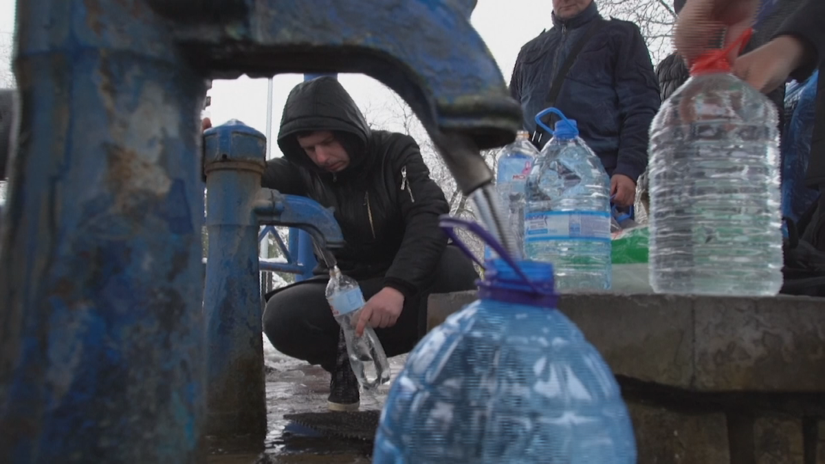 Жителите на Киев държаха празни бутилки в търсене на вода