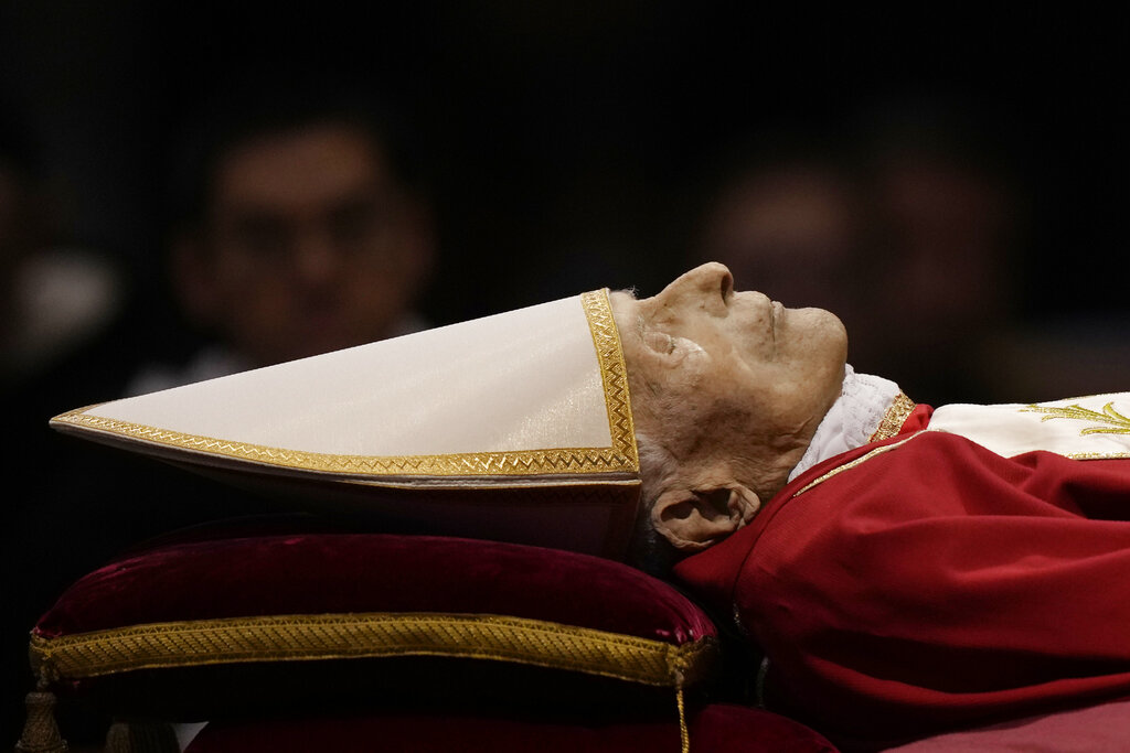 Ден преди официалната церемония за погребението на почетния папа Бенедикт
