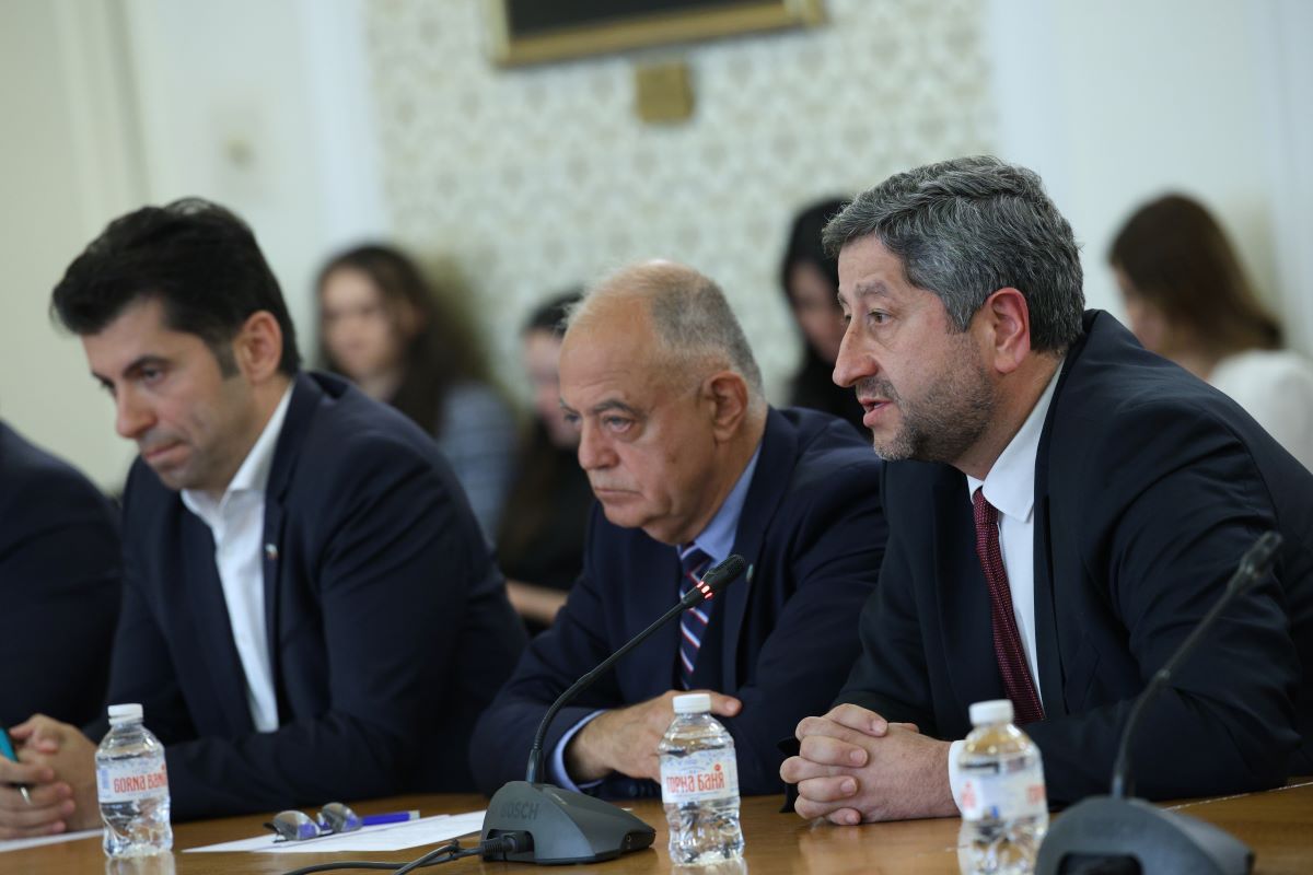 Продължаваме промяната – Демократична България“ обвини президента Румен Радев, че
