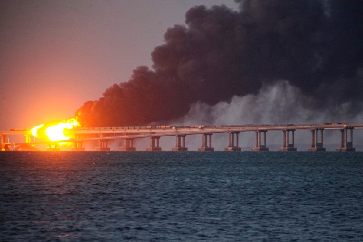 Като “извънредна ситуация описаха случилото се на Кримския мост руски