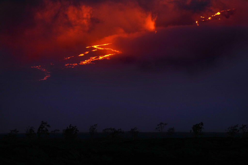 Вулканът на сицилианския остров Стромболи изригна изхвърляйки потоци пепел и