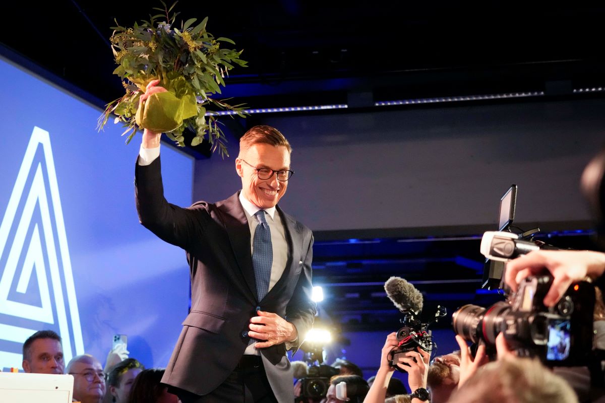 Кандидатът на десноцентристите Александър Стуб обяви победа а съперникът му