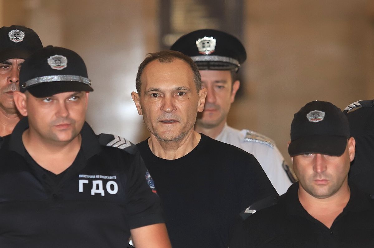 В Софийската градска прокуратура продължава разпитът на Васил Божков по