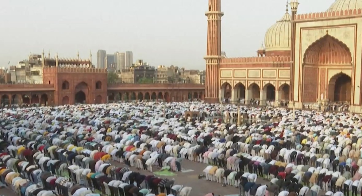 Поклонници от цял свят отбелязват мюсюлманския празник Курбан Байрам В