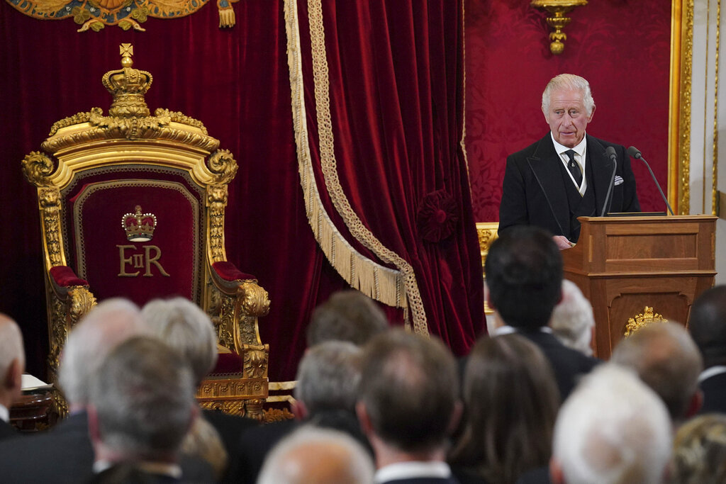 Британският крал Чарлз III присъди почетни отличия на двама българи