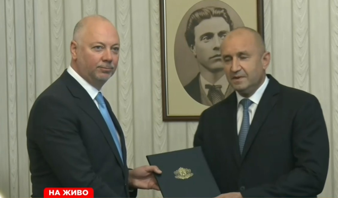 Президентът Румен Радев връчи мандат за съставяне на правителство на