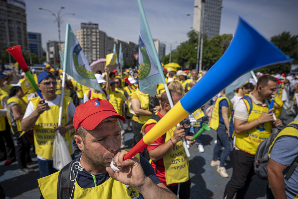 Хиляди учители отново протестираха в румънската столица срещу управляващите и