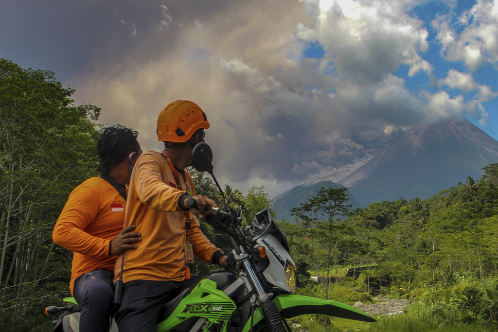 Индонезийският връх Мерапи един от най активните вулкани в света изригна