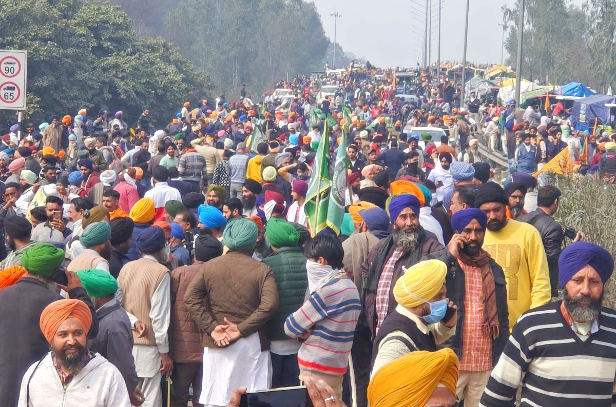 Десетки хиляди фермери в Индия организираха поход към столицата Ню