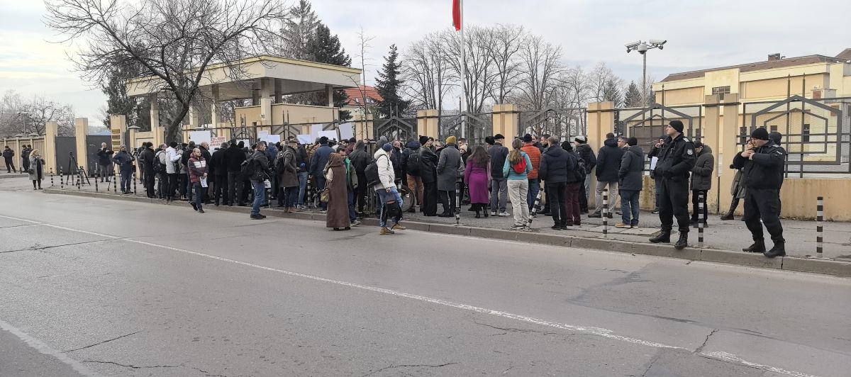 Привърженици на Продължаваме промяната се събраха пред Софийския градски съд