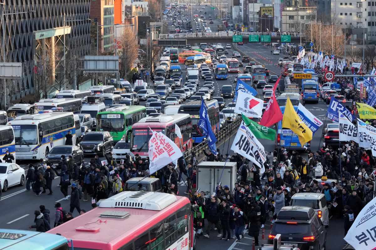 Напрежение в Южна Корея Часове наред полицаи се опитваха да