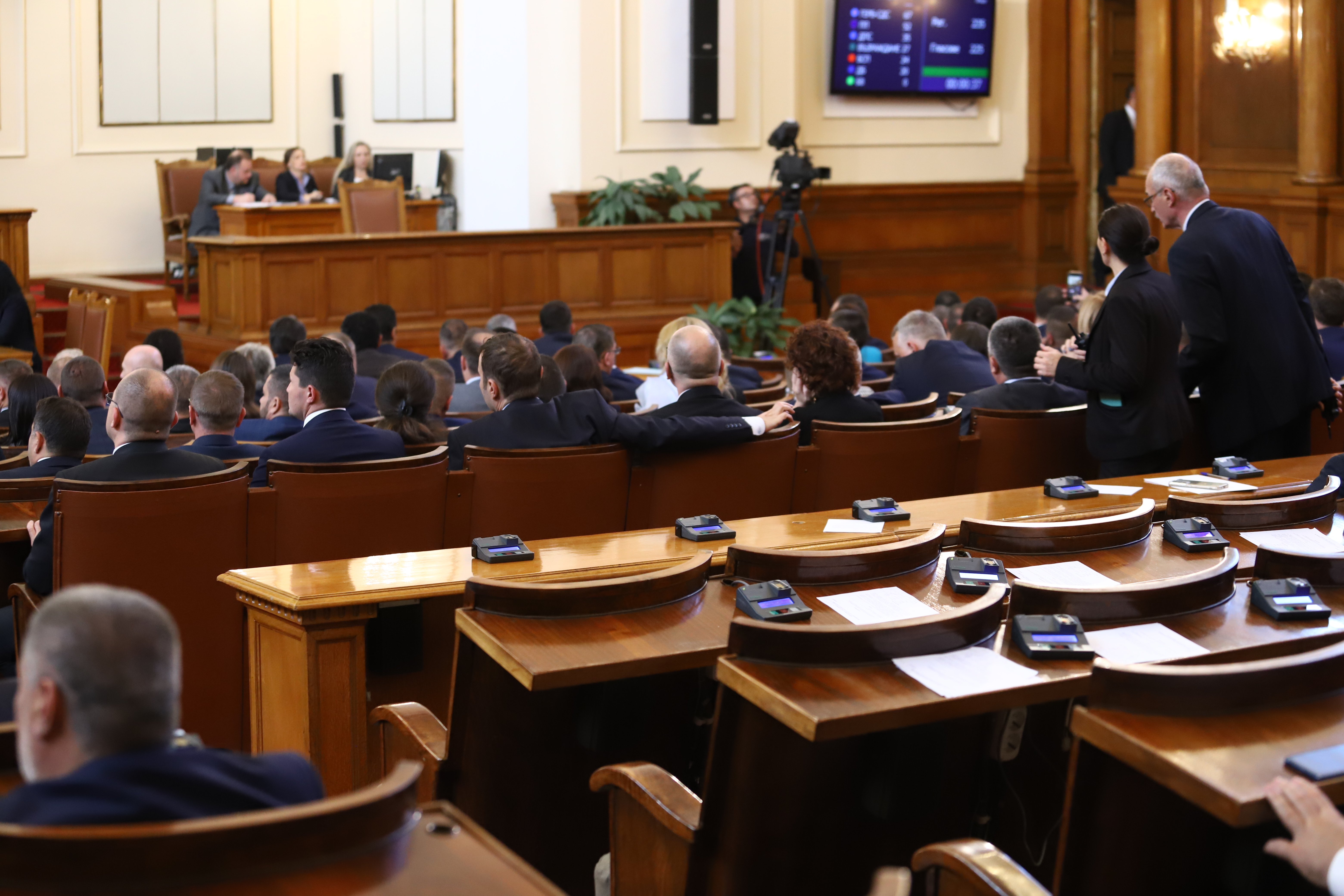 Парламентът се събира на извънредно заседание След приемането на промените в Изборния