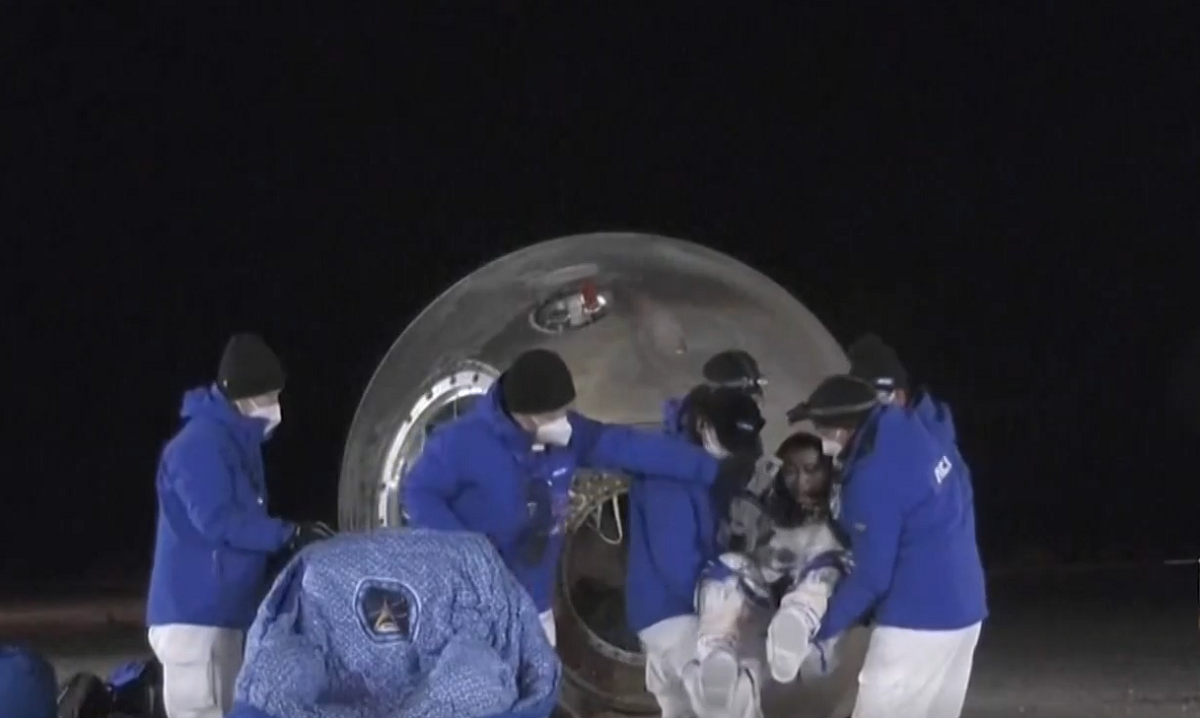 Трима китайски астронавти се завърнаха на Земята след като приключиха