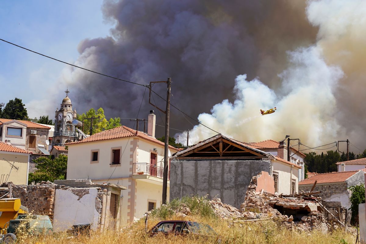 Борбата с пожарите в Гърция продължава а на местата на