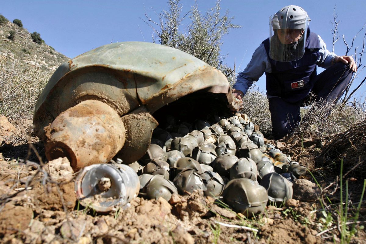 Cluster Ammunitions Kasetuchni Boepripasi Bombi AP