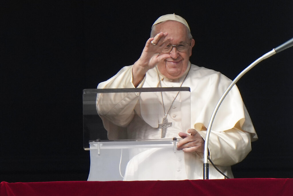 Ден след смъртта на почетния папа Бенедикт XVI, папа Франциск се